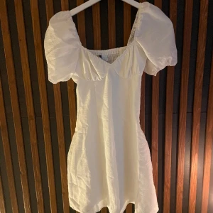Vit klänning  - Super söt klänning i nyskick!