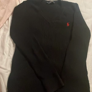 Polo Ralph Lauren tröja  - Säljer denna då jag aldrig har använt den. Den är helt ny och äkta. Det står att den är i storlek XL men passar definitivt som s-m medans den även är strechig. Nypris 1000kr säljer för 500kr
