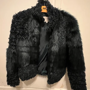 Pälsjacka  - Knappt nvänt pälsjacka 