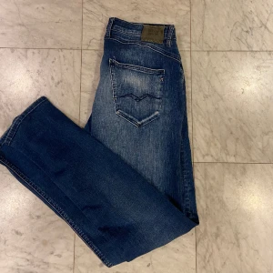 Replay jeans - Riktigt snygga replay jeans, är osäker på vad modellen heter, men riktigt snygg passform och fet tvätt, perfekt skick.