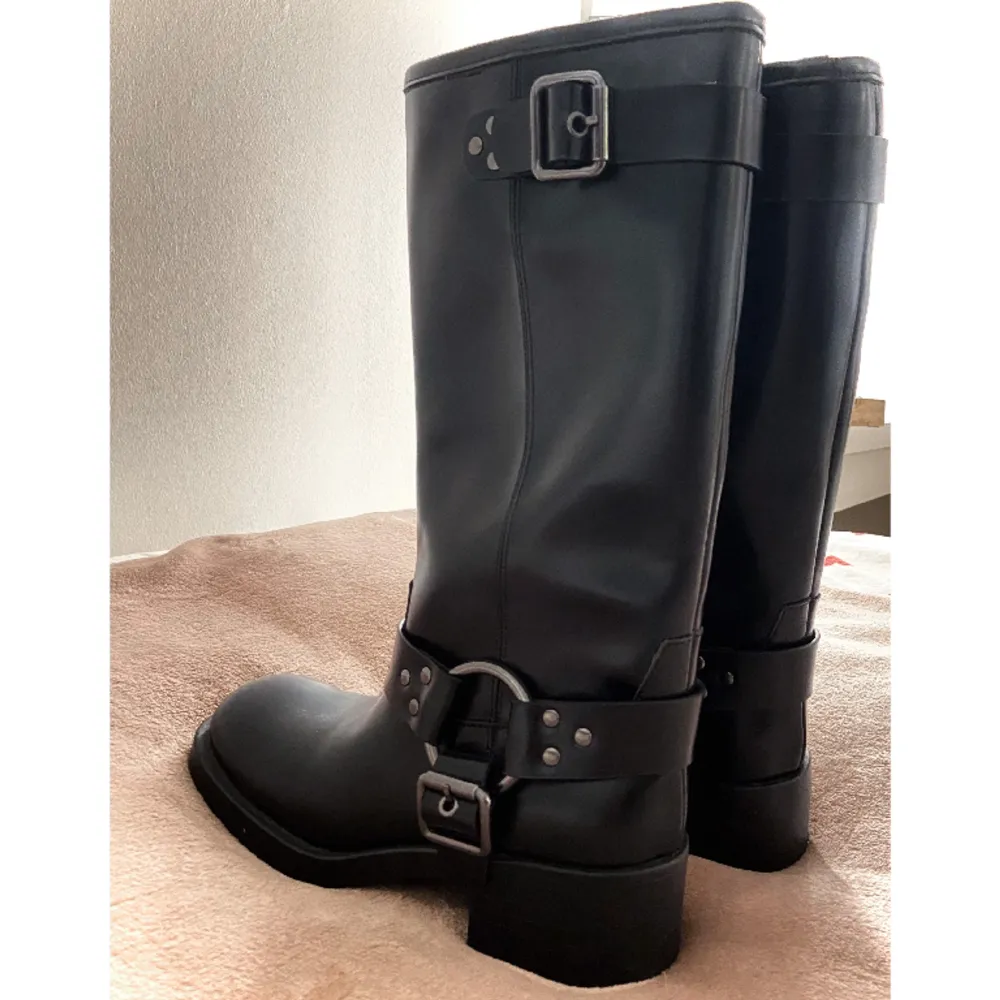 Supersnygga boots från HM i storlek 39. Har egentligen 38 men de var slut, så köpte 39 vilket var lite stort. Har bara använt dem en gång i typ 30 min.✨ Köpta i Oktober för 699kr✨🖤✨🖤✨Priset kan diskuteras✨🖤✨🖤✨Skriv för fler bilder✨🖤✨🖤. Skor.