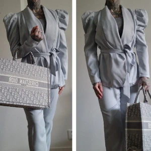 Kostym kostymset kavaj blazer dress zara - Superfin kostym Kavaj med puffärm och långt avtagbart band i midjan. Byxorna har hög midja o dold dragkedja i sidan. Size 36/38