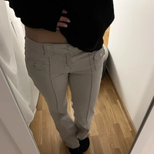 H&M jeans - Lågmidjade jeans från H&M, slutsålda och sjukt snygg färg💘