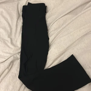 Kostymbyxor - De är lite för små för mig. De är från hm och finns inte kvar i butik längre. Jätte bekväma och super snygga. Man kan ha vilken tröja man vill till och tröjan kommer passa till byxorna oavsett vilken tröja. Det är det jag älskar med dessa byxor.