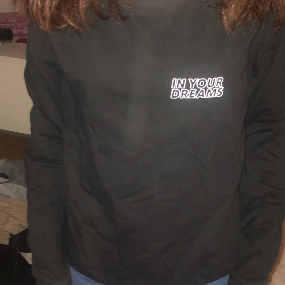 Svart tröja med vit text fram och bak 