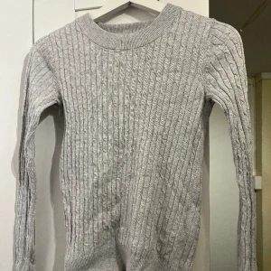 Stickad tröja - Kabelstickad tröja från Gina Tricot, tajt /slimmad i passformen 