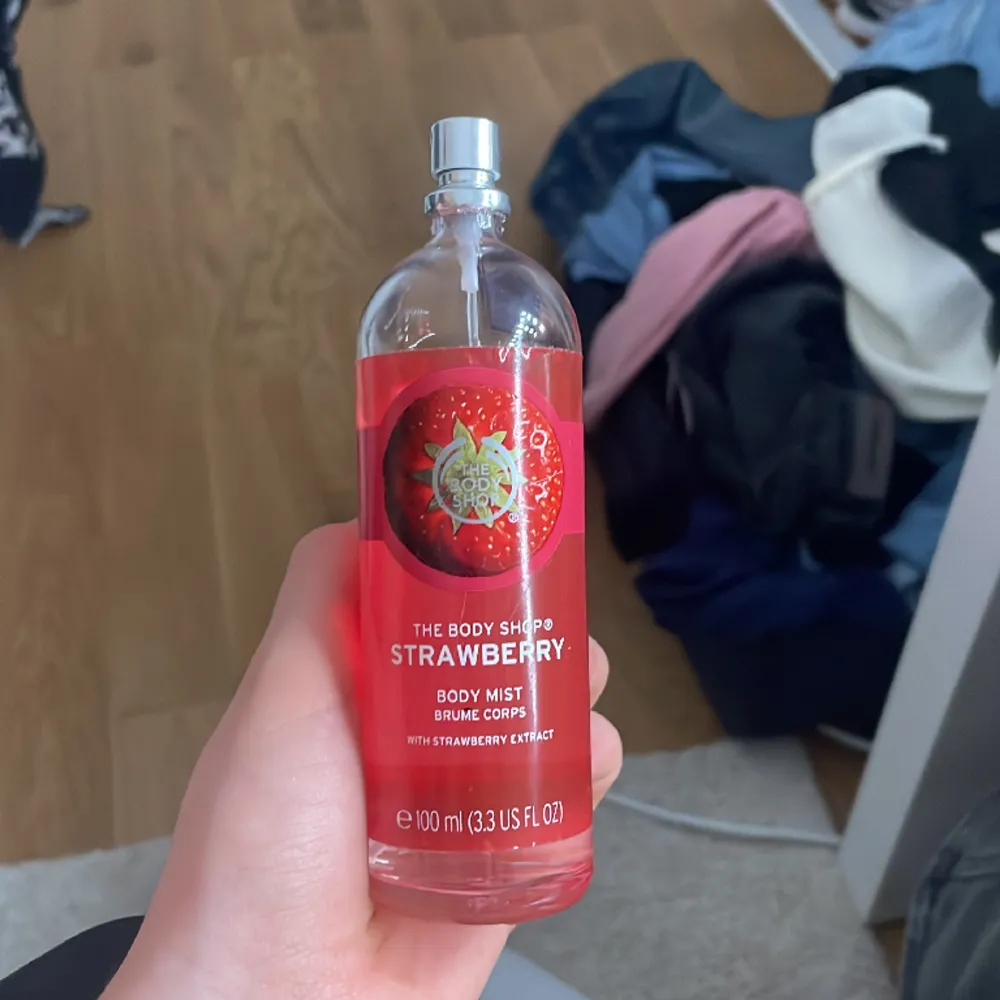 Body mist från the body shop. Ändats använd några gånger. Nypris 145kr.. Övrigt.