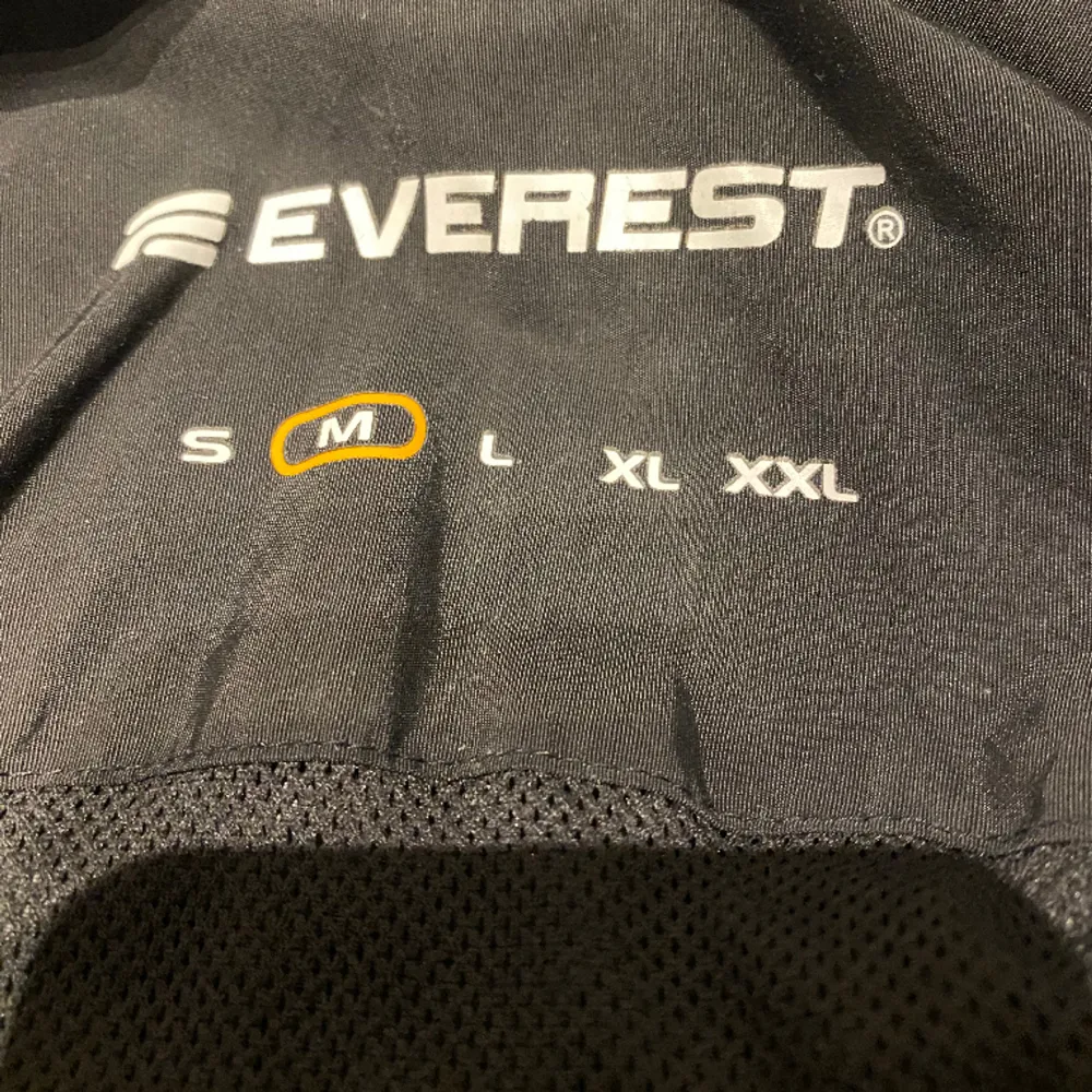 Tja. Säljer min fina svarta Everest jacka som jag knappt har använt. Storlek M och i princip nyskick.  . Jackor.