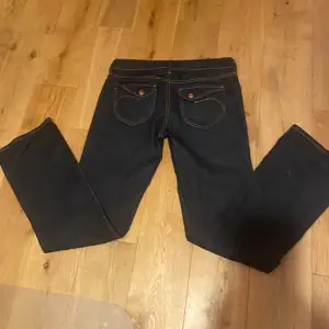 Supersnygga bootcut lågmidjade jeans med snygga detaljer såsom snygga fickor. Kom med prisförslag ❤️jag har s och de är lite stora men funkar 