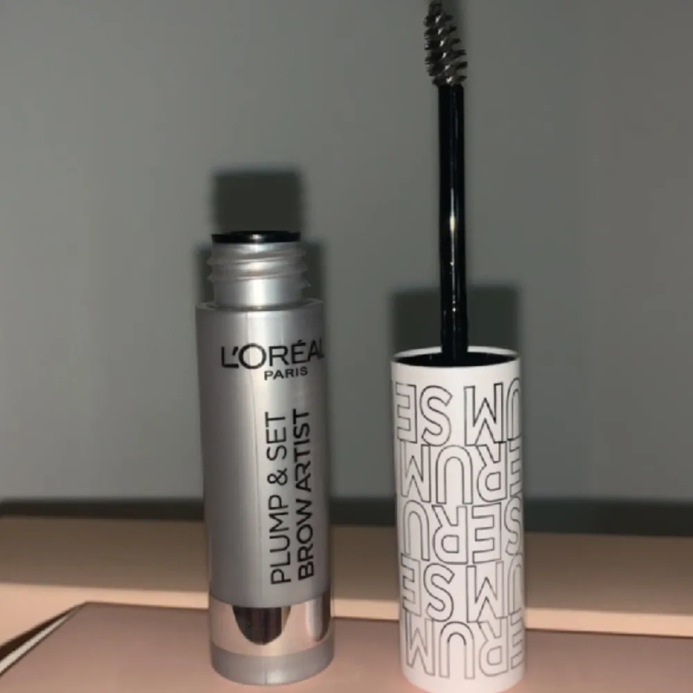 helt oanvänt brow gel från loreal paris. Og pris: 129kr. Säljer pga att jag inte använder brow gel.❤️. Skönhet.