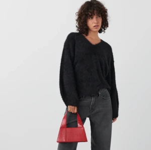 V-ringad tröja - Säljer denna knappt använda tröja från Gina! Helt slutsålt och köpte för 399kr💓