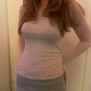 Långärmad topp från Design by Si - Rosa, långärmad topp från Design by Di i tunt material. Använd vid ett tillfälle och i väldigt fint skick. Storlek S.💕🫶