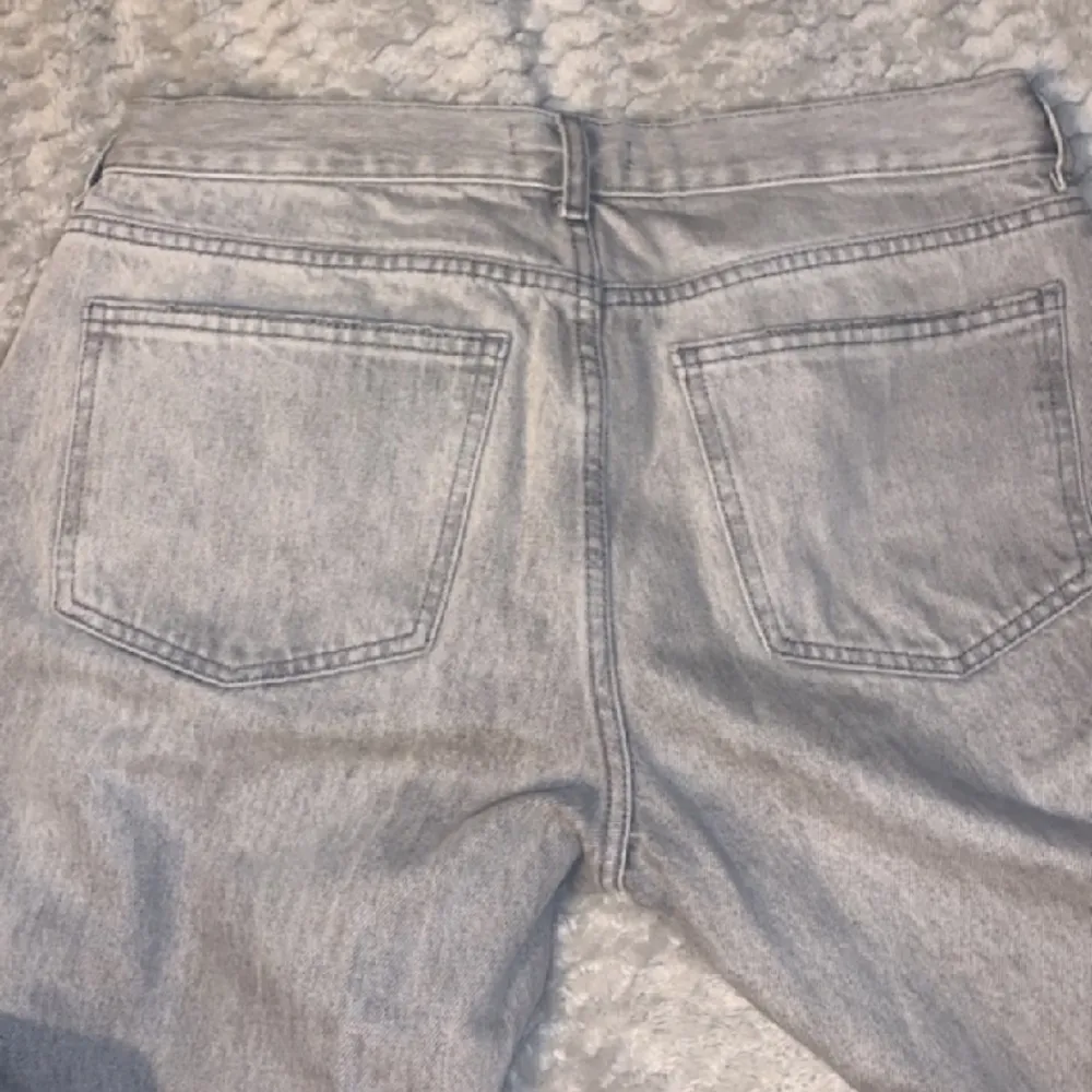 Lågmidjade jeans i storlek 40. Midjemått: ungefär 41 tvärsöver. Innerbenslängd: ungefär 78cm. Köpt på Gina för 400:- Vid frågor kontakta mig💖. Jeans & Byxor.