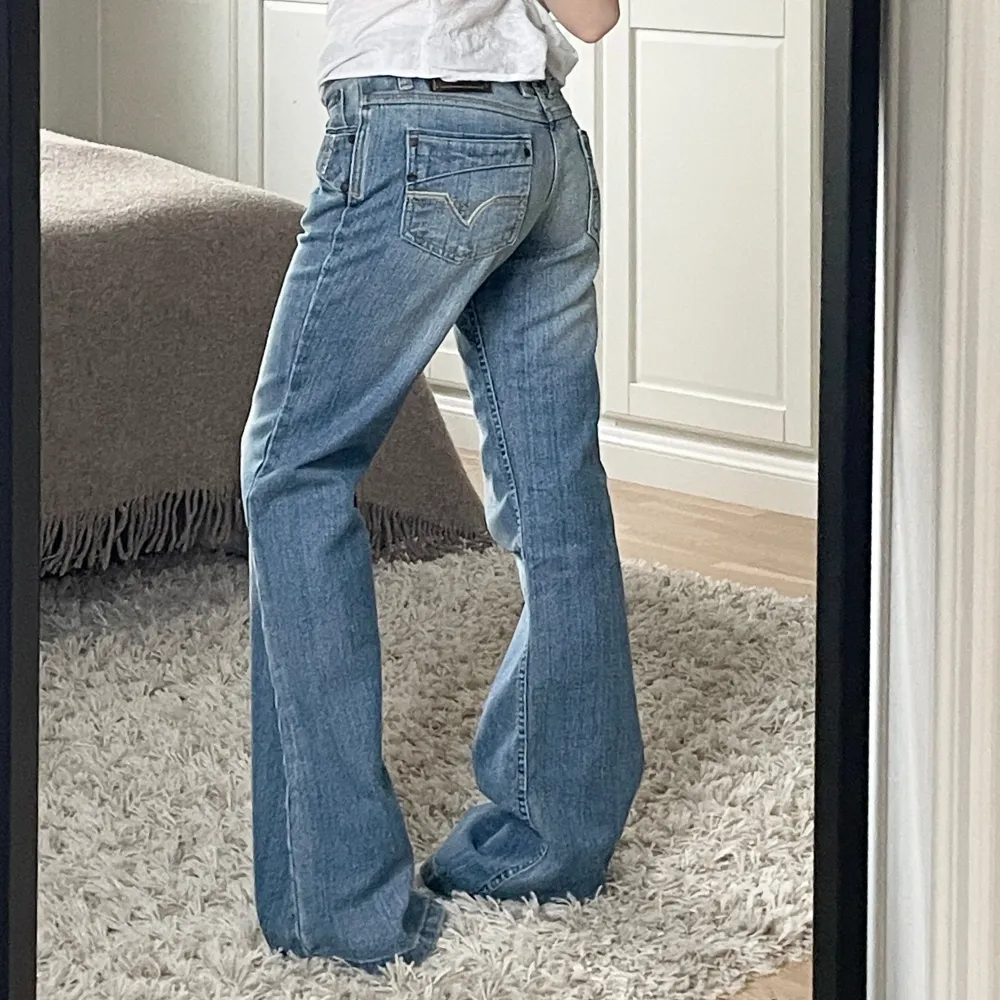 Lågmidjade utsvängda jeans från Diesel. 40cm tvärs över i midjemått och 82cm i innerbenslängd, skulle säga att de passar XS/S. Hör av er för fler bilder eller mått!. Jeans & Byxor.