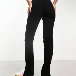 Säljer dessa split midwaist jeans från bershka som tyvärr blivit försmå. 💗
