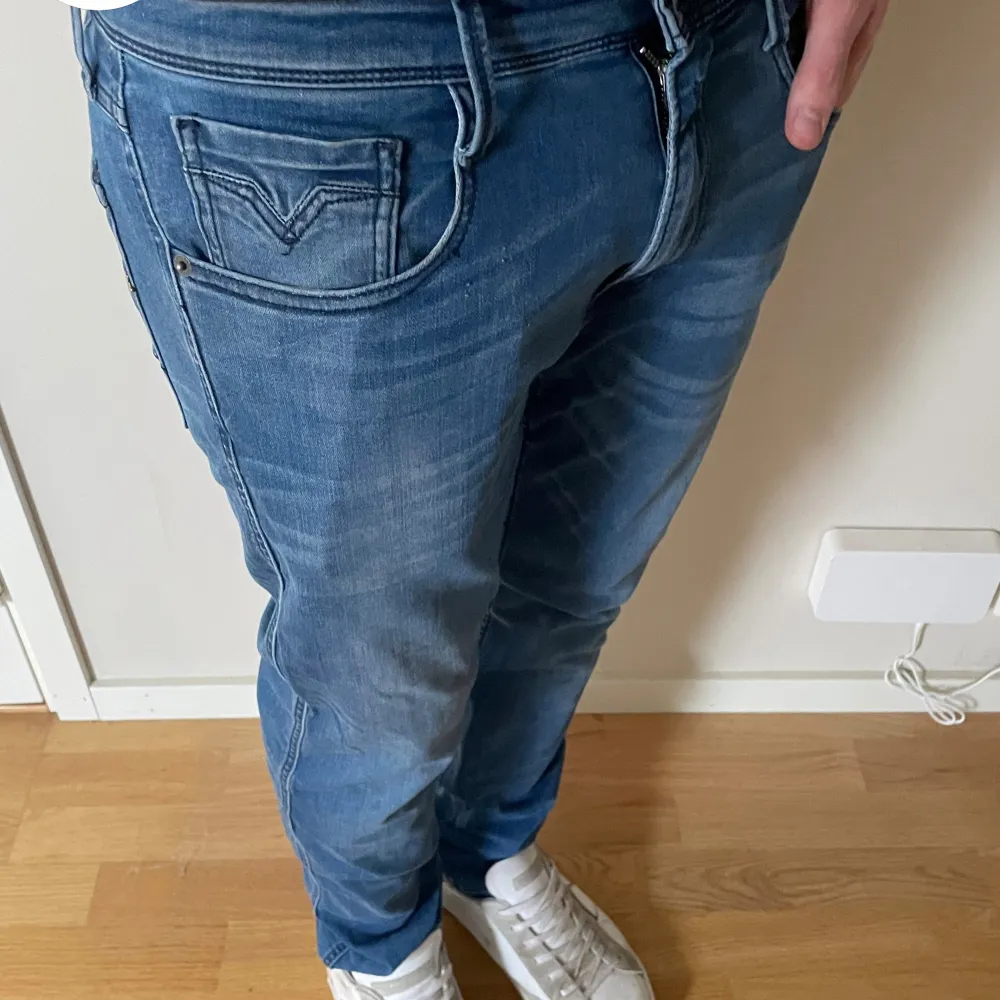 Model: Anbass/slimfit🩵 Strl: 31/32🩵 Skick: 9/10🩵 Modellen väger 70 och är 180 lång, hör av er för fler frågor!🩵 (Nytt namn). Jeans & Byxor.