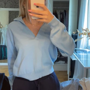 Stickad tröja - Super fin stickad tröja med lite v ring 