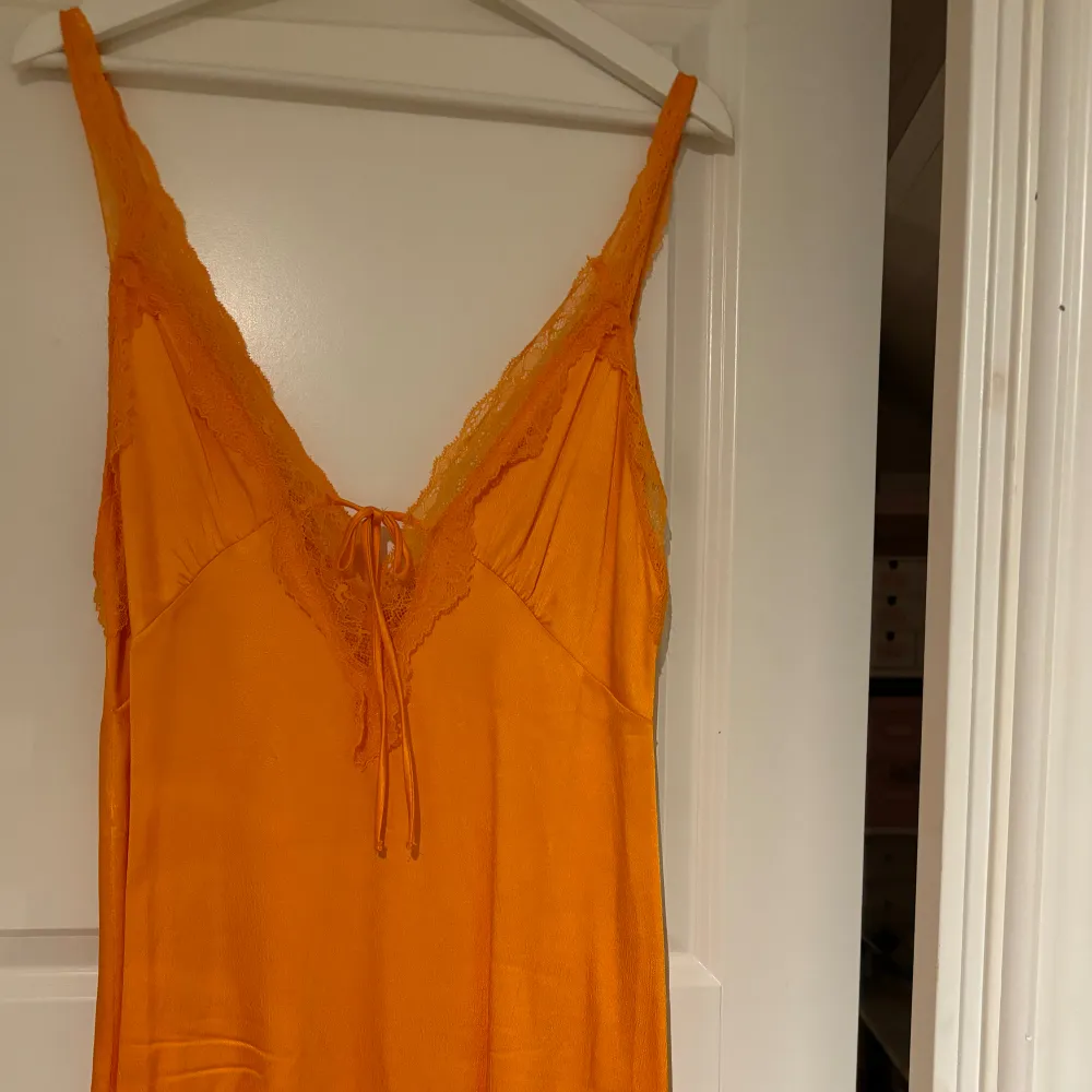 Orange klänning från Zara. Använd en gång, som ny! Perfekt nu till sommaren och så fin färg!!!. Klänningar.
