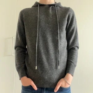 Ull tröja okänt märke - Säljer denna ulltröja från något okänt märke. Säljer då den inte var min stil och var struligt med retur. Tröjan har aldrig använts men har ett litet lagad jack vid halsen. Kontakta för bild.