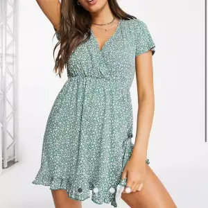 Säljer denna sjukt fina sommar klänning då den inte kommer till användning 💘 luftig och super söt! Inga defekter. Säljs m. Band så att storleken är justerbar😋 den har en grön/blå/turkos/mint färg