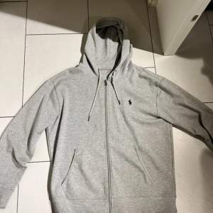 Nyskick Storlek L För mer info skicka meddelande  Polo Ralph Lauren Kofta/ zip hoodie