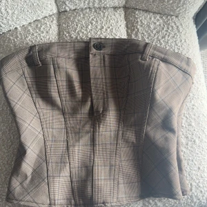 Topp - En jättefin tub-topp från zara i storlek M med prislappen lvar. Skulle säga att de är mer storlek S då den sitter tight på kroppen. Säljer då den är för liten för mig !