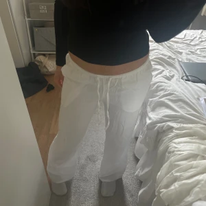 Lågmidjade linnebyxor  - Säljer dessa eftertraktade vita lågmidjade linnebyxor från hm då jag har flera. Byxorna är köpta förra sommaren och sparsamt använda, därav bra skick! Storleken är XS och passar mig som är ca 164cm. Hör av dig vid frågor💖