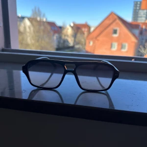 Solglasögon från Benyamins - Säljer pga att de är förstora för mitt huvud. Oanvända och boxmedföljer 