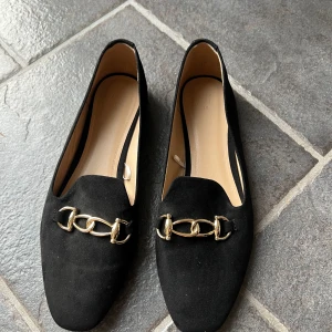 Svarta ballerinaskor  - Säljer mina svarta ballerinaskor med guld detaljer, tyvärr för små. Men knappt använda! Frakt tillkommer🫶🏼