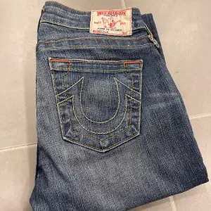 Lågmidjade true religion jeans. Köpte secondhand för 750kr. Har bara tästat dem men de var för tajta så jag säljer dom igen. Pris kan diskuteras.