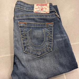 Lågmidjade True religion jeans  - Lågmidjade skinny true religion jeans. Köpte secondhand. Har bara tästat dem men de var för tajta så jag säljer dom igen. De är uppsydda av tidigare ägare. Pris kan diskuteras.