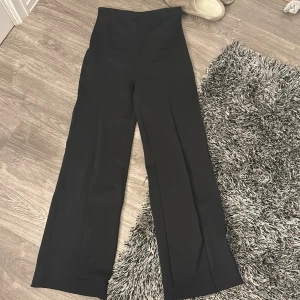 Vida kostymbyxor - Det finns ingen dragkedja. Byxorna är använda och därför lite noppriga, men det går att lösa! Långa ben och hög midja