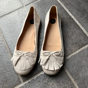 Beiga ballerinaskor  - Säljer mina beiga ballerinaskor, knappt använda! Frakt tillkommer🥰