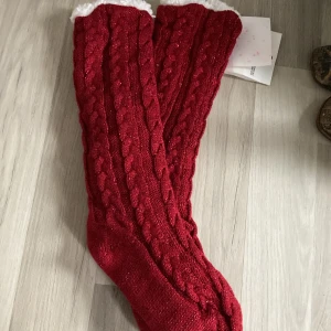 Röda Stockings  - Helt nya glitter röda  kapabel stickade stocknings med vit fluff inuti🌟 Jättefina och mysiga! Super skönt material!