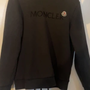 Moncler tröja  - Säljer min moncler tröja som jag inte använder längre, 8/10 skick har en liten skada som man inte ser alls