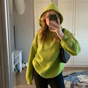 Grön hoodie  - Säljer denna jätte mysiga hoodien som tyvärr inte kommer till användning. Hoodien är använd några gånger men är inte i dåligt skick. Den är lite oversized och har även tryck på ryggen. Skriv för mer info ⚡️