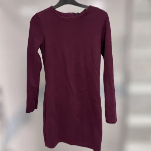 Vinröd klänning - Jättefin vinröd klänning från Zara i storlek M. Helt oanvänd men utan prislapp