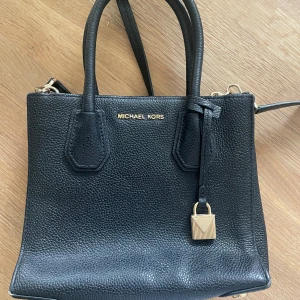 Michael Kors väska  - Äkta Michael Kors väska säljs pga används ej. Fint skick, mått 20x16. Har ett förlängt axelband om så önskas (bild 2) 💌