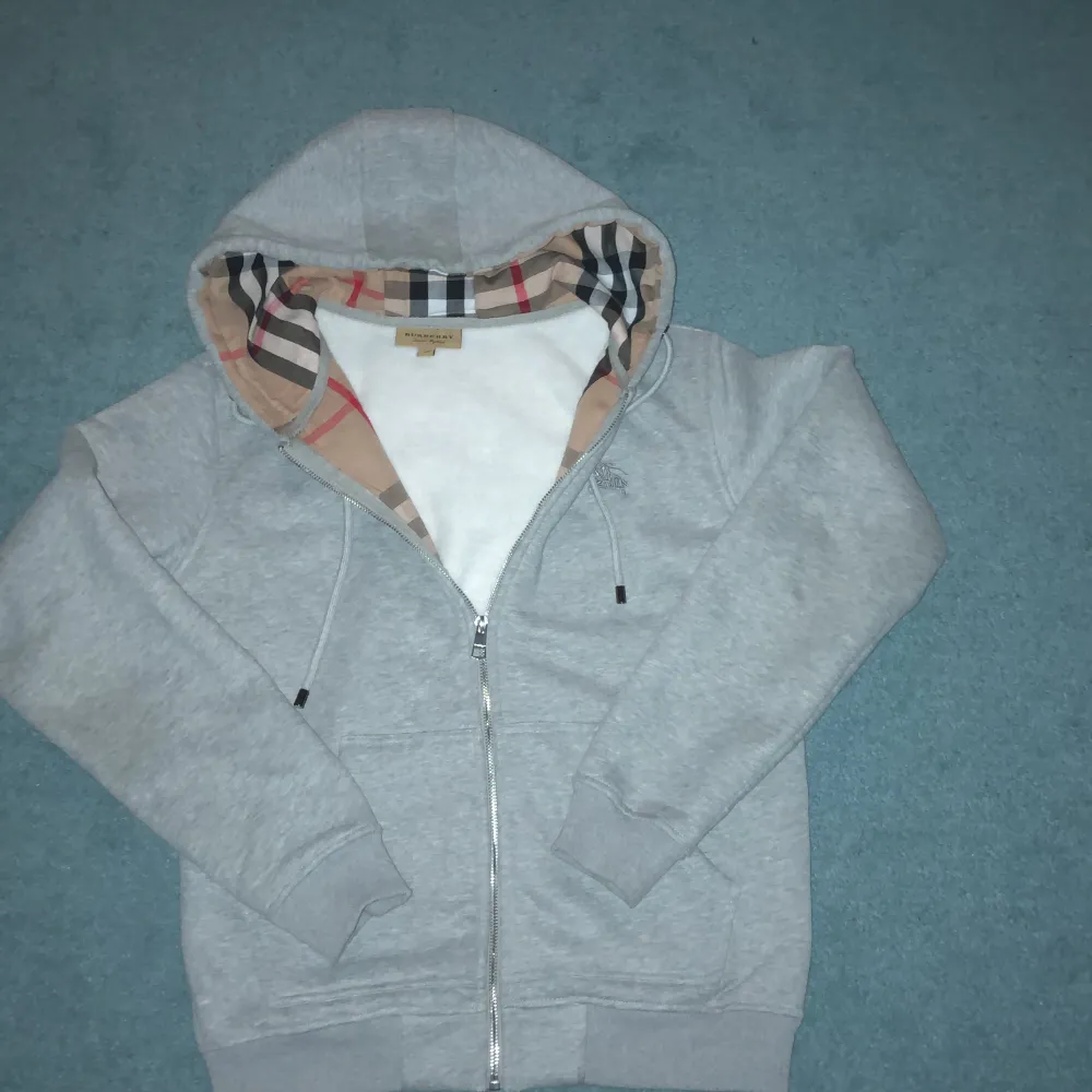 Burberry zip hoodie skick 10/10 den är storlek M men passar mer som S/M. Skriv för mer frågor! Har kvitto!!. Hoodies.