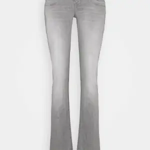 Skitsnygga ljusgrå lågmidjade Ltb jeans Helt slutsålda, men köpta på Zalando, nypris 829kr och storlek 29x24. Säljer då dem inte kommer till användning. Sitter bra på mig som har storlek M och är ungefär 170 lång. Kan skicka fler bilder vid intresse❤️