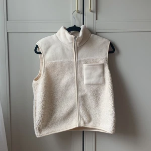 Teddy väst!!! - Säljer min vita teddy väst.💞💞❤️‍🔥 Kommer inte gå ner i pris💘  Högsta budet är: 370kr❤️‍🔥