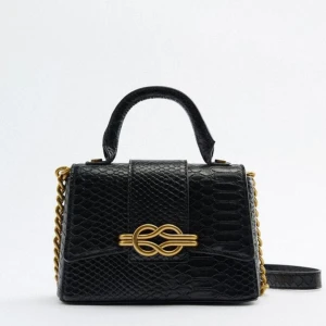 Zara väska - Populär väska från zara i väldigt bra skick! Säljer för att jag har så många andra🤭