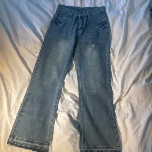 Acubi jeans högmidjade med tryck