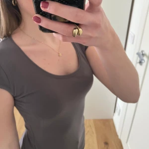 Lång grå u-ringad tshirt!! Skitsnygg till lågmidjat!! 🙏🏼🙏🏼 - Lång grå tshirt med uringring och puffärmar! Jättefin inga fel 🫶🏼🫶🏼 Be gärna om fler bilder 