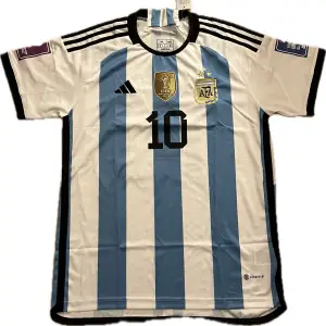 Argentina 3 stjärnor Messi 10 storlek M, replika/reprint. Hör gärna av dig vid frågor! 