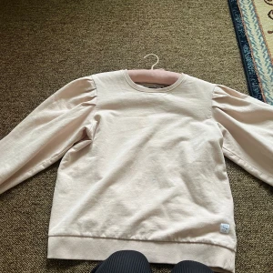 Rosa hoodie  -  Jag säljer den här jättefina rosa Hudin från lager 157 för 15 kr den är ju bra skick har nästan aldrig använt