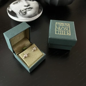Maria Nilsdotter örhängen - Maria Nilsdotter ”Pierced heart ear stud” örhöngen i jätte fint skick. Det som är på bilden ingår, säljer endast båda som par. Nypris 3 190kr (1 595kr st). 