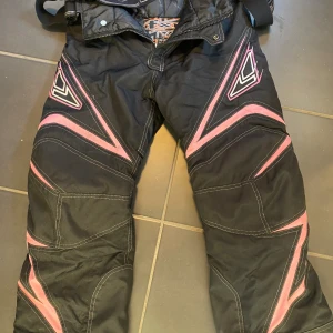 Skoterbyxa FXR - FXR skoter täckbyxa junior stl8, passar ca 134