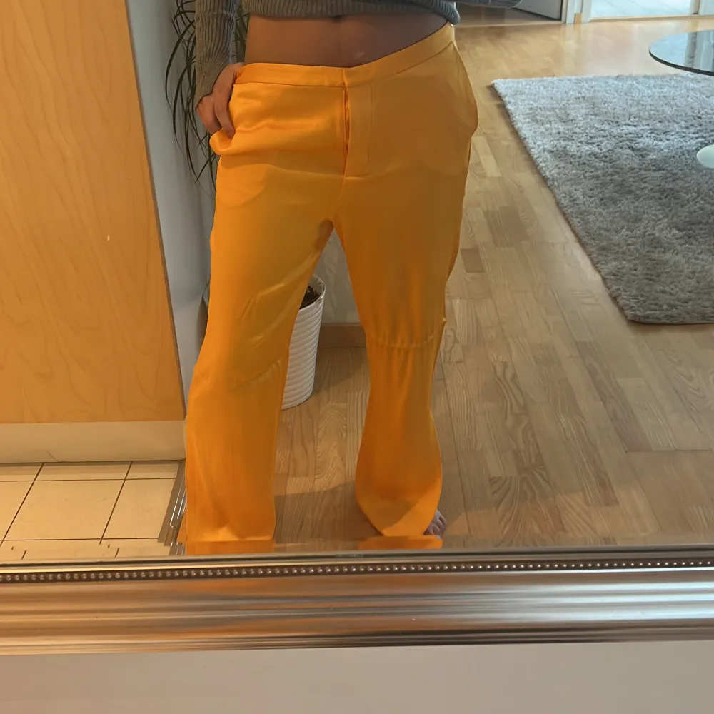 Skitsnygga somriga gul/orange byxor som är jättesköna och luftiga. Pris kan diskuteras . Jeans & Byxor.