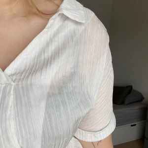 Vit kortärmad skjorta  - Vit kortärmad skjorta 